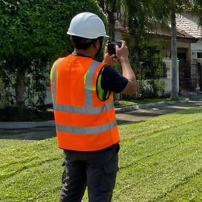 Penyelia kontraktor merakam bukti kerja